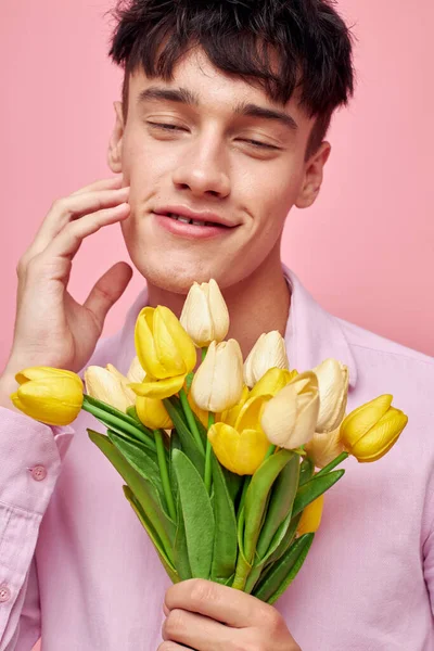 Pohledný chlap kytice žlutých květin romantika představovat móda izolované pozadí beze změny — Stock fotografie