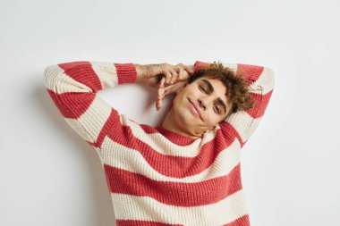 Yakışıklı adam el hareketi eğlenceli, soyutlanmış bir geçmiş.