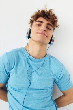 Yakışıklı adam müzik teknolojisi eğlence dünyasının izole edilmiş arka planı