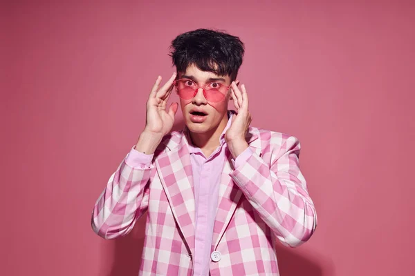 Retrato de un hombre joven chaqueta a cuadros gafas de color rosa moda estilo moderno aislado fondo inalterado — Foto de Stock