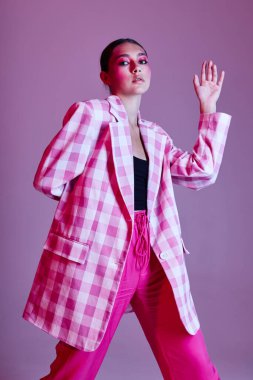 Güzel, genç bir kadının portresi. Moda, modern stil, kırpılmamış bakış açısı.