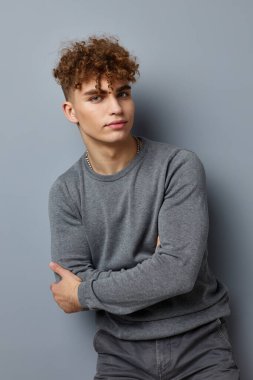 Sapık, seksi, kendine güvenen, izole bir arka plan.