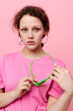 Yeşil gözlüklü genç bir kadın elleriyle süsleme hareketi yapıyor Stüdyo Modeli