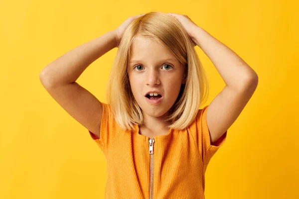 Klein blond meisje houden haar hoofd emoties verrassing — Stockfoto