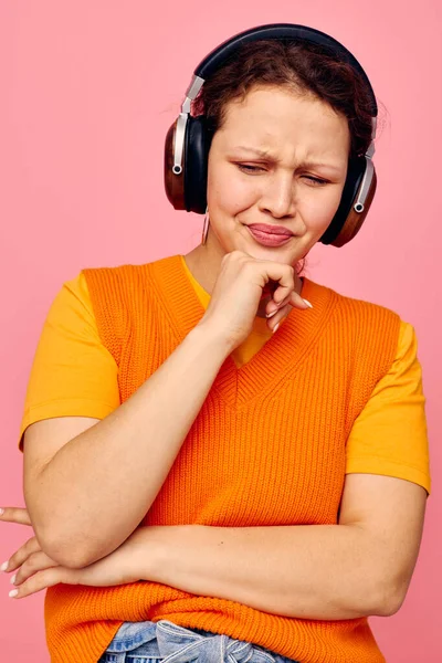 Retrato de una mujer joven auriculares música moda posando fondos aislados inalterados —  Fotos de Stock