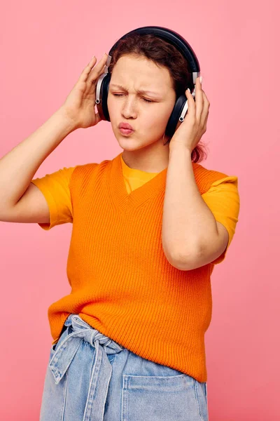 Όμορφη κοπέλα ακουστικά μουσική μόδα θέτοντας απομονωμένα υπόβαθρα αμετάβλητη — Φωτογραφία Αρχείου