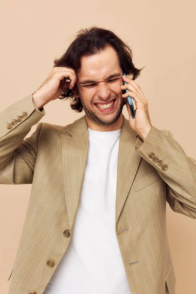 Pohledný muž v obleku pózovat emoce mluvit na telefonu izolované pozadí — Stock fotografie