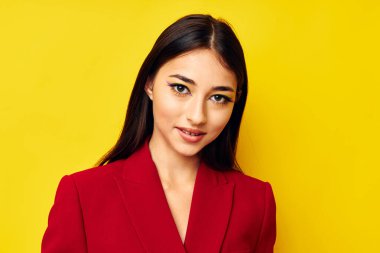 Gülümseyen güzel bir kadın portresi. Moda değiştirilmemiş.