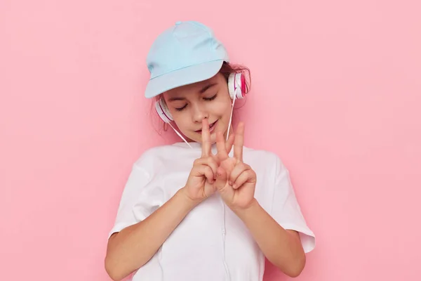Retrato de menina sorridente feliz ouvindo música em fones de ouvido fundo isolado — Fotografia de Stock