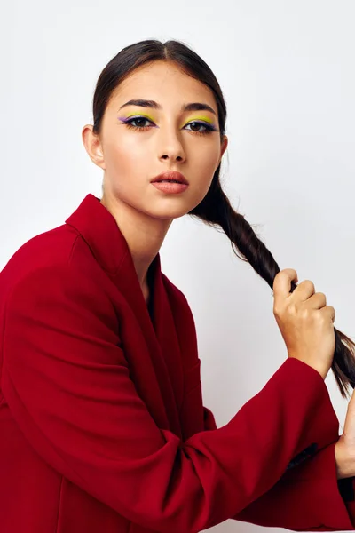 Porträtt vacker kvinna ljus makeup röd jacka poserar studio modell oförändrad — Stockfoto