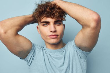 Moda özgüveni pozu veren tuhaf bir adam. Yaşam tarzı değişmemiş.