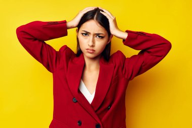 Kırmızı ceketli çekici kız gülümsemesi sarı arka plan değişmemiş.