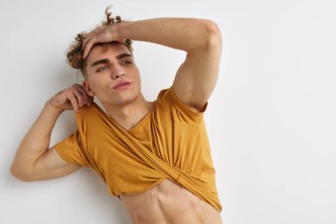 Yakışıklı adam, modaya uygun giyiniyor modern tarz izole edilmiş arka plan.