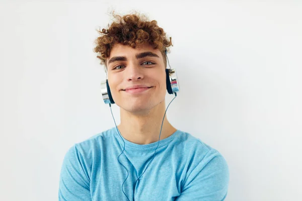 Handsome guy in blue t-shirts headphones fashion light background — Stock Photo, Image