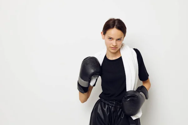 Hermosa chica con toalla de boxeo guantes negros posando deportes estilo de vida inalterado —  Fotos de Stock
