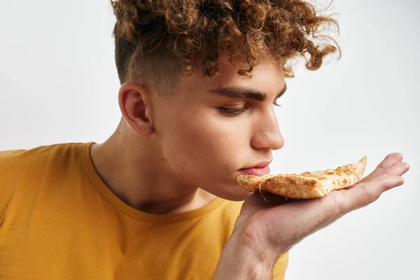 Atraente homem pizza lanche fast food Estilo de vida inalterado — Fotografia de Stock
