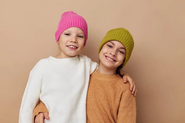 Две маленькие симпатичные девушки весело позируют моде — стоковое фото