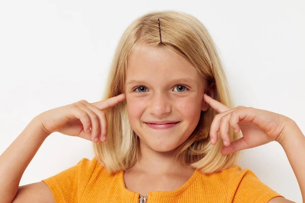 Kleines Mädchen mit blonden Haaren lächelt und posiert lustig — Stockfoto