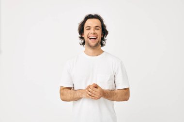 Beyaz t-shirtlü neşeli adam. Moda, değişmemiş yaşam tarzı.