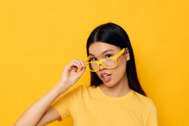 Çekici genç Asyalı kadın, el kol hareketleri, kırpılmış bakış açısı, değişmemiş yaşam tarzı.