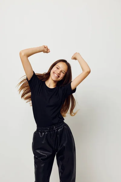 Ung vacker kvinna i en svart t-shirt hand gest kul Livsstil oförändrad — Stockfoto