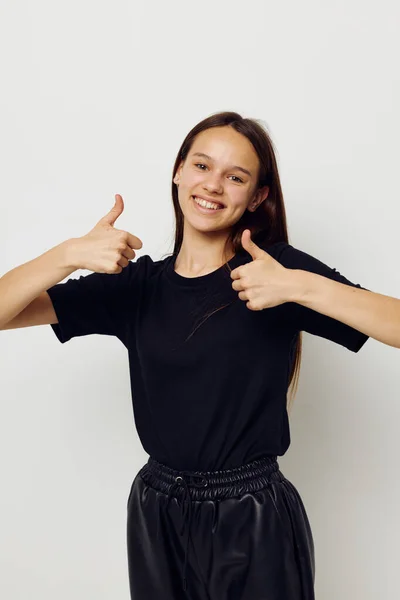 Όμορφο κορίτσι σε ένα μαύρο t-shirt χειρονομία χέρι διασκέδαση απομονωμένη φόντο — Φωτογραφία Αρχείου