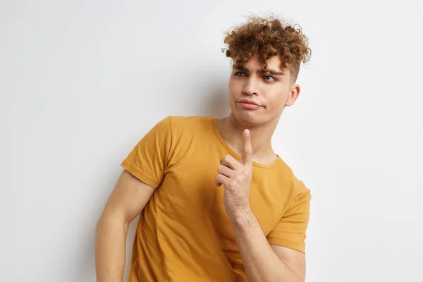 Atraktivní muž ve žlutých tričkách gesto ruce emoce životní styl beze změny — Stock fotografie