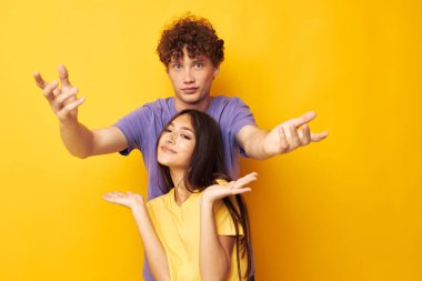 Genç erkek ve kız arkadaşlığı. Eğlenceli bir stüdyo pozu. Değişmemiş yaşam tarzı.