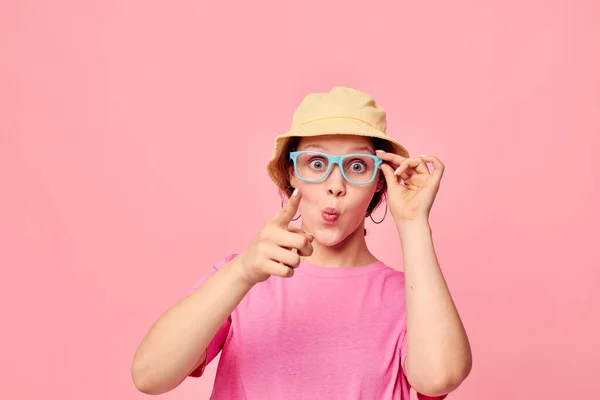 Стильная модель-подросток в панамской шляпе и в очках — стоковое фото