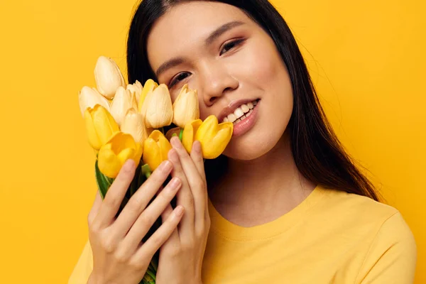 Žena s asijským vzhledem kytice květin v rukou jaro zábava pózování studio model beze změny — Stock fotografie