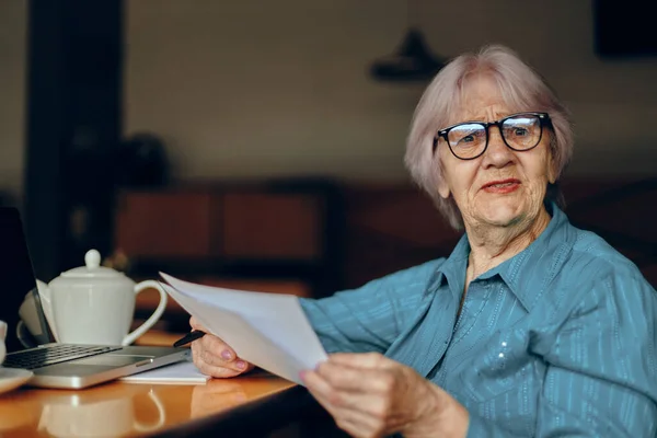 Retrato de una mujer de edad avanzada documentos hoja de trabajo de papel y pluma inalterada — Foto de Stock