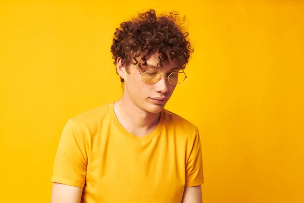Tipo con rojo rizado pelo amarillo camiseta gafas moda mano gestos estilo de vida inalterado — Foto de Stock