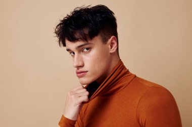 Yakışıklı adam stüdyo modasına uygun kıyafetler modern yaşam tarzı değiştirilmemiş.