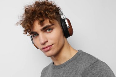 Sapık adam kulaklığı müzik teknolojisi arka planda izole edildi