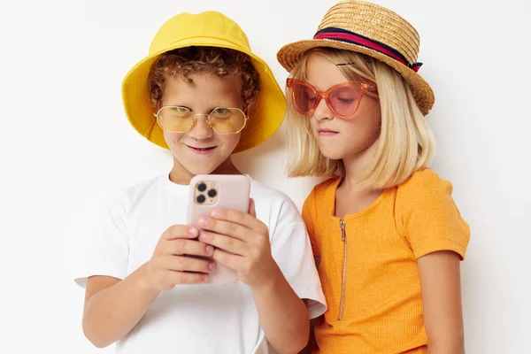 Divertenti bambini in posa selfie con la moda del telefono — Foto Stock