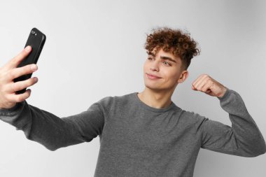 Moda geçmişine bakan şık bir adam.