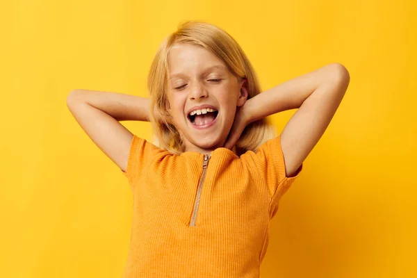 Kind meisje glimlach hand gebaren poseren casual slijtage leuk kleur achtergrond ongewijzigd — Stockfoto