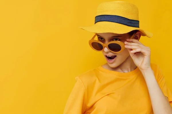 Ung kvinna i en gul hatt Ungdom stil casual slitage i solglasögon isolerad bakgrund — Stockfoto