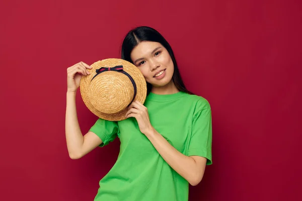 Mulher com aparência asiática sorriso verde t-shirt chapéu posando moda isolado fundo inalterado — Fotografia de Stock