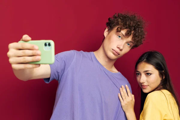 Una giovane coppia prendere un selfie posa abbraccio isolato sfondo — Foto Stock