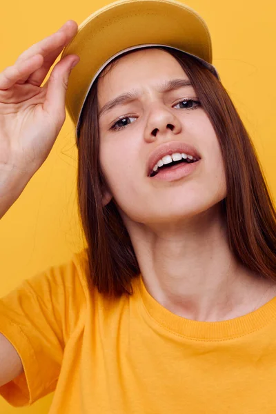 Mulher atraente mão gesto emoções verão estilo amarelo fundo — Fotografia de Stock