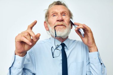 Kıdemli, gri saçlı, kravatlı bir adam. Finans ve Yatırım. Bitcoin hafif arka planı.