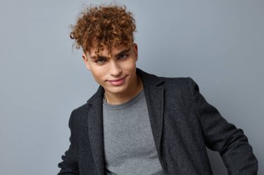 Yakışıklı genç adam seksi poz veren ceketin kendine güveni soyutlanmış arka plan