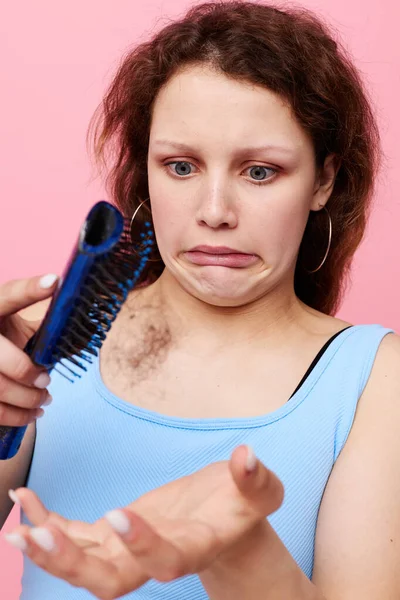 Attractive woman squeamish facial expression comb hair Lifestyle unaltered — Stock Photo, Image