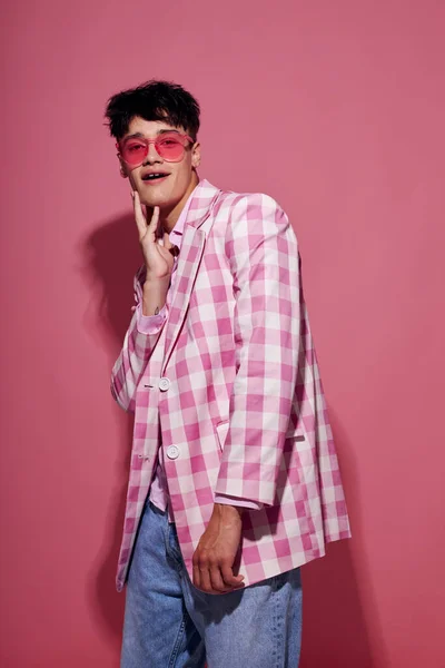 Portré egy fiatalember önbizalom rózsaszín kockás blézer divat pózol rózsaszín háttér változatlan — Stock Fotó