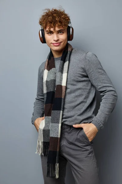 Красивий хлопець елегантний стиль картатий шарф навушники ізольований фон — стокове фото