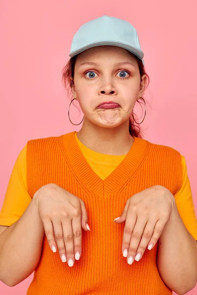 Retrato de uma jovem mulher grimace brincos cap moda fundos isolados inalterado — Fotografia de Stock