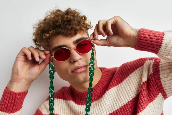 Чоловік в смугастому светрі стильні окуляри мода світлий фон — стокове фото