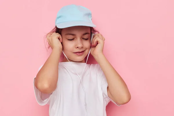 Κοριτσάκι ακούγοντας μουσική σε ακουστικά απομονωμένο φόντο — Φωτογραφία Αρχείου