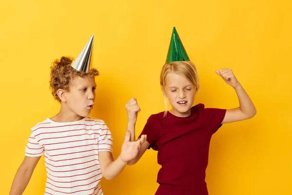 Два радостных детей весело день рождения эмоции изолированный фон — стоковое фото